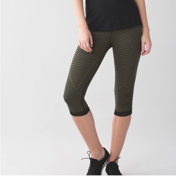 Lululemon In the Flow Leggings Heathered Fatigue Green Black Capri Size 2 - Picture 1 of 14